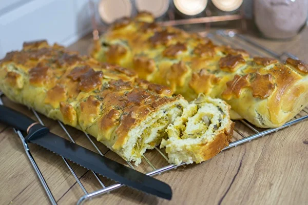 Kvašeni kulebiak z zeljem in šampinjoni