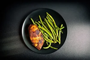 Domači piščanec sous-vide s stročjim fižolom