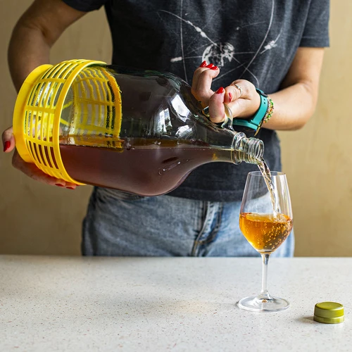 4 x Dama 5 L s plutastim zamaškom, vrelno veho, navojnim pokrovčkom in košem. - 12