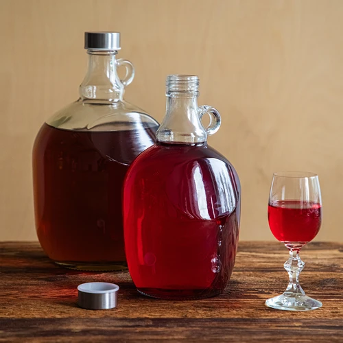 Damižona Dama 1,5 L, z metalnim navojnim pokrovčkom fi 43 mm in ročajem - 6