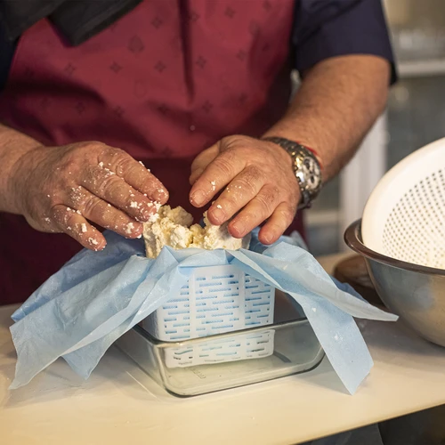 Kvadratni sirarski kalup 11 x 11 x 8,5 cm za 500 g - 2