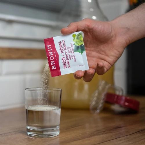 Kvasovke Bayanus + hranilo - bela in rosé vina - 5