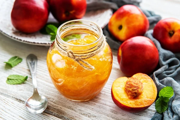 Breskova konfitura z rožmarinom