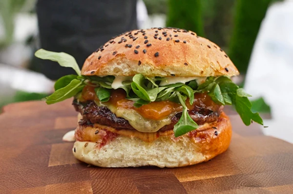 Burger z breskvinovim džemom – poskusite to kombinacijo