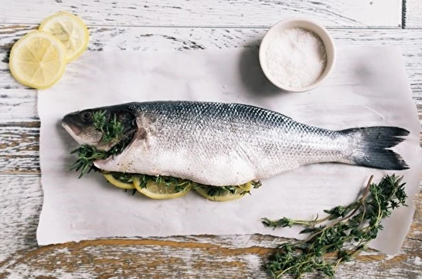 Domača dimljena postrv v koprovi slanici