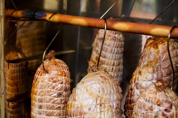 Domača dimljena šunka - dimna poslastica