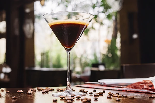 Espresso Martini - eleganten koktajl s kavno aromo