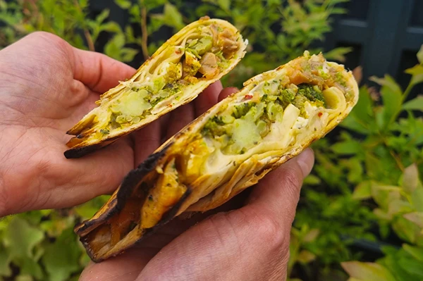 Grilirane tortilje z dimljenim lososom in brokolijem