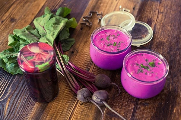 Hladna juha s slanico kisane rdeče pese