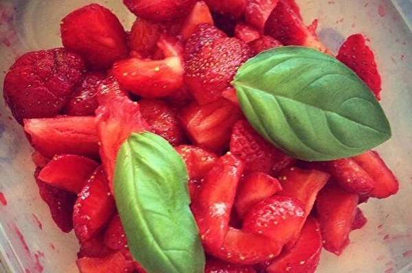 Jagodna marmelada z baziliko