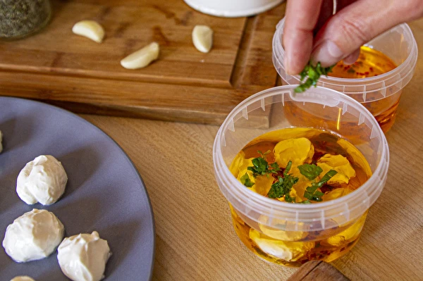 Jogurtove kroglice v oljčnem olju z začimbami