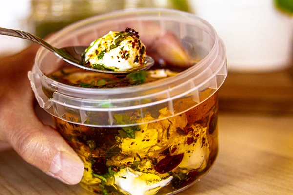 Jogurtove kroglice v oljčnem olju z začimbami