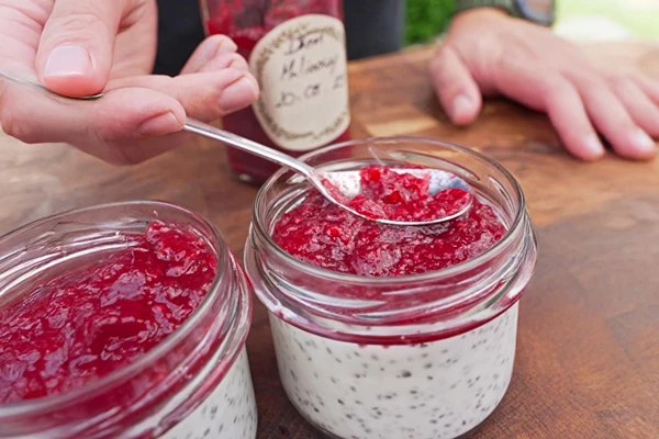 Kokosov puding chia z malinovo marmelado