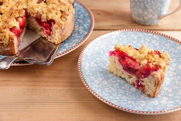 Kvašeni kolač brez gnetenja z jagodami