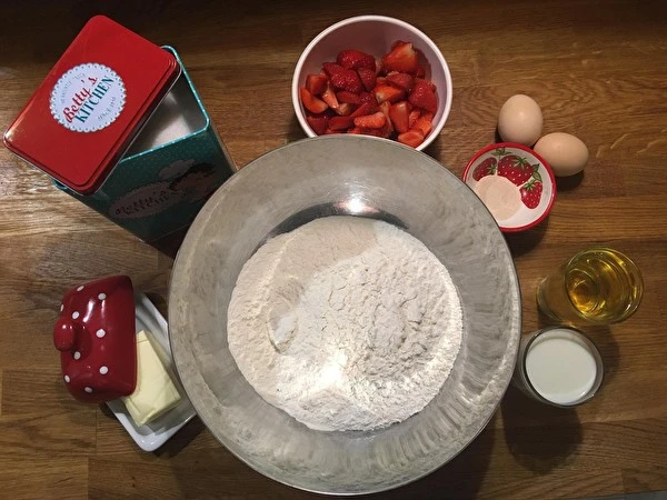 Kvašeni kolač brez gnetenja z jagodami