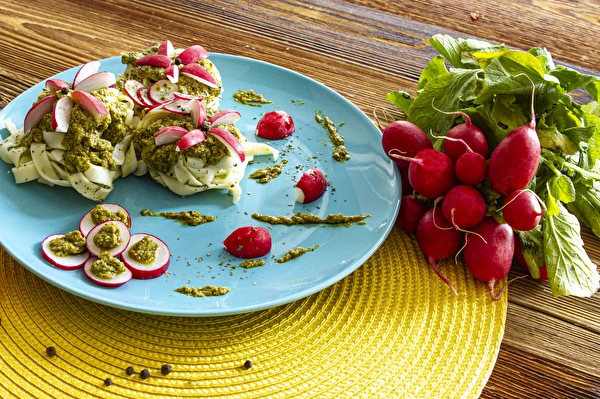 Pesto iz listov redkvice