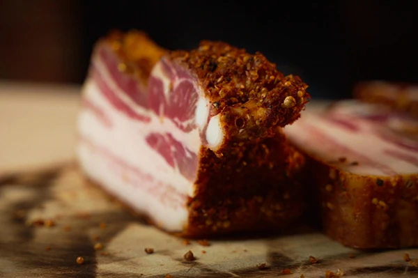 Prekajena slanina v slogu pastrami