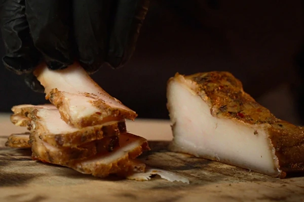 Prekajena slanina z zelišči