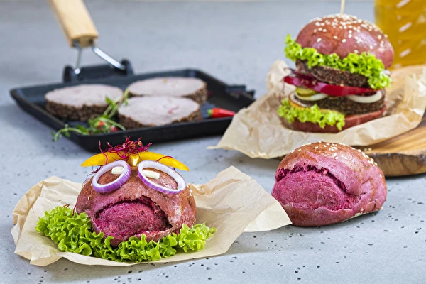 Rdeče žemljice z dodatkom rdeče pese