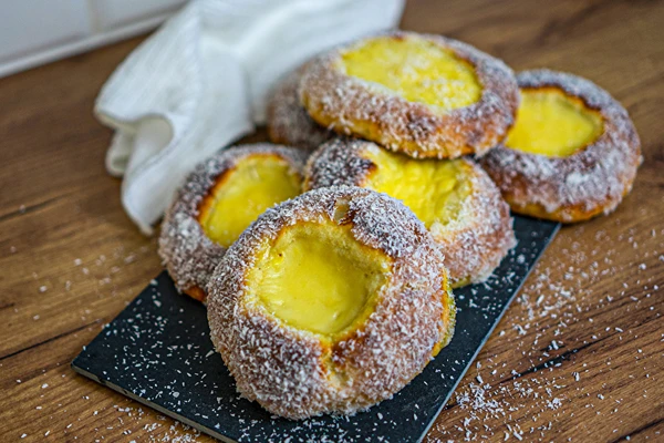 Skoleboller – norveške žemljice s pudingom in kokosem