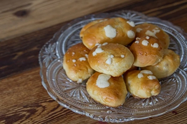 Sladke žemljice s slivami