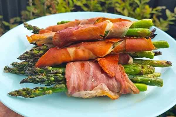 Zeleni šparglji v parmaskem pršutu z plinskega žara