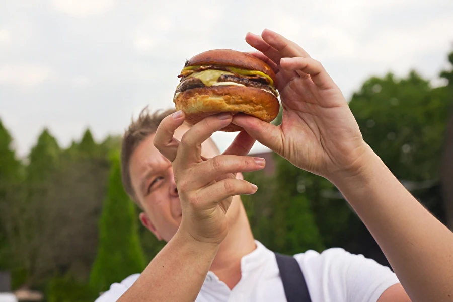 Burger z bananinim kečapom, slanino in majonezo z viskijem
