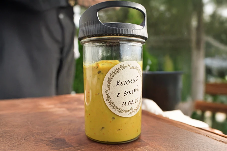 Sladko-pikanten bananin kečap – idealen za burgerje in še več
