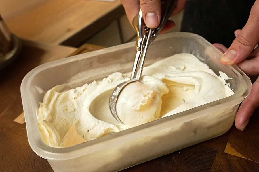 Smetanov sladoled z noto konjaka